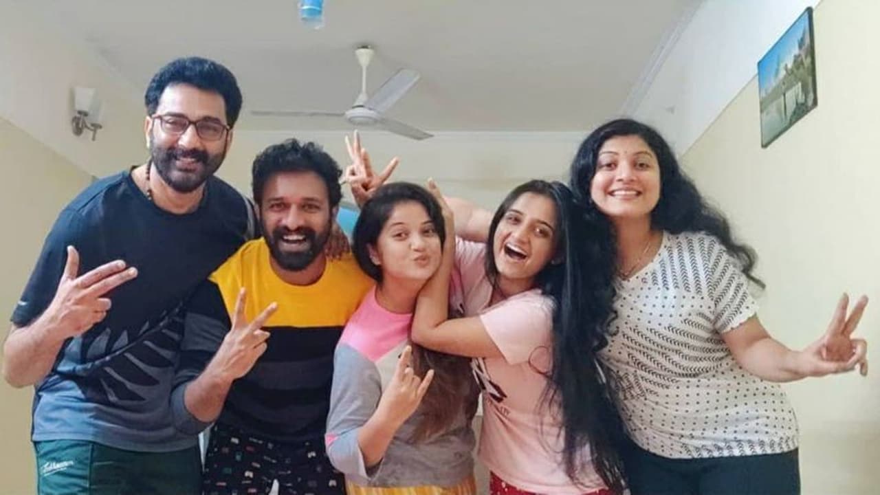 Santhwanam : ശിവേട്ടന്റെ വിവാഹവാര്ഷികം ആഘോഷിച്ച് 'സാന്ത്വനം' കുടുംബം Santhwanam : ശിവേട്ടന്റെ വിവാഹവാര്ഷികം ആഘോഷിച്ച് 'സാന്ത്വനം' കുടുംബം