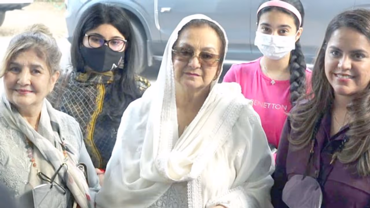 ದಿಲೀಪ್ ಕುಮಾರ್ ಪರವಾಗಿ ಅಂಬೇಡ್ಕರ್ ಅವಾರ್ಡ್ ಸ್ವೀಕರಿಸಿ ಕಣ್ಣೀರಿಟ್ಟ ಪತ್ನಿ ಸಾಯಿರಾ ಬಾನು ದಿಲೀಪ್ ಕುಮಾರ್ ಪರವಾಗಿ ಅಂಬೇಡ್ಕರ್ ಅವಾರ್ಡ್ ಸ್ವೀಕರಿಸಿ ಕಣ್ಣೀರಿಟ್ಟ ಪತ್ನಿ ಸಾಯಿರಾ ಬಾನು