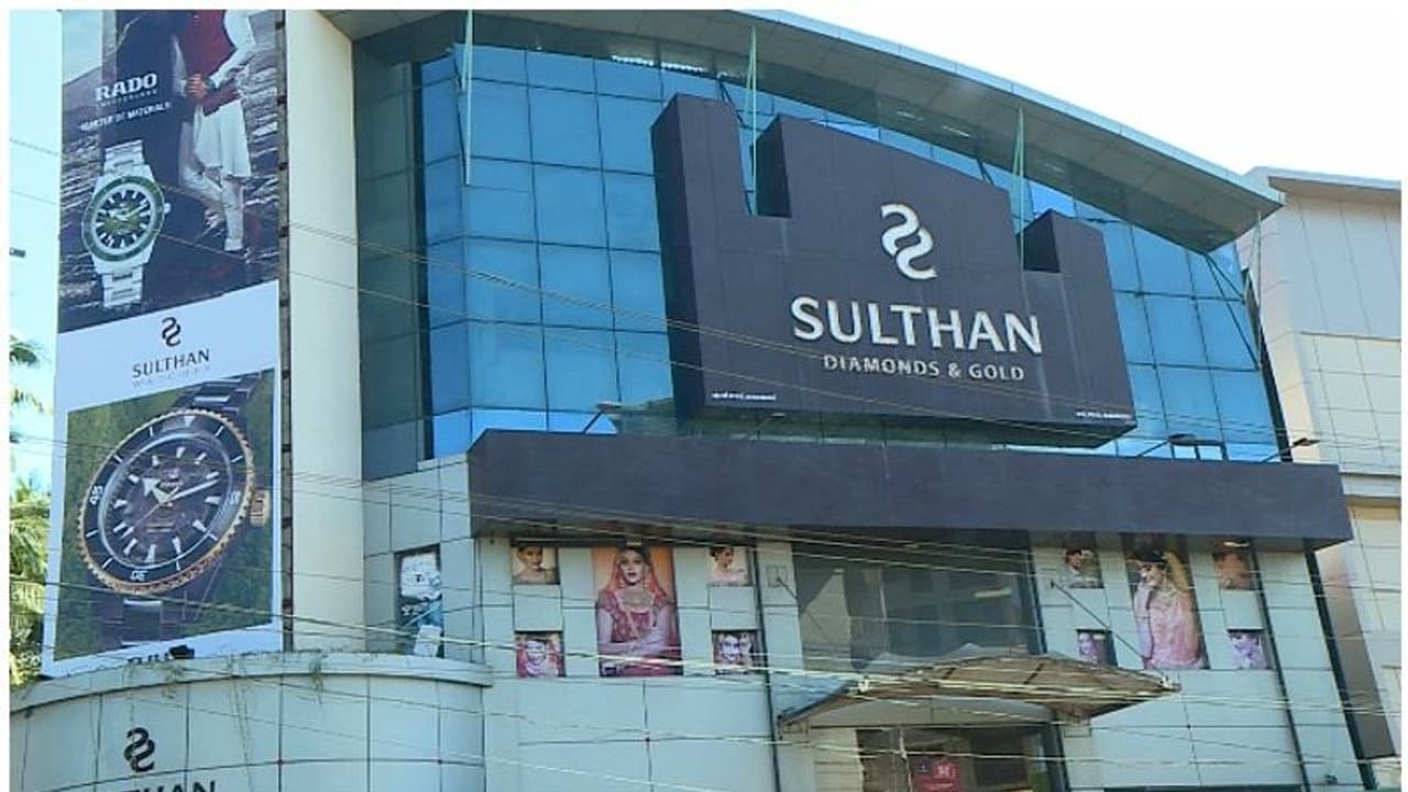 സുല്ത്താന് ഗോള്ഡില് നിന്ന് വജ്രാഭരണങ്ങള് മോഷ്ടിച്ച കേസ്; മുഖ്യപ്രതിയുടെ സഹോദരന് അറസ്റ്റില് സുല്ത്താന് ഗോള്ഡില് നിന്ന് വജ്രാഭരണങ്ങള് മോഷ്ടിച്ച കേസ്; മുഖ്യപ്രതിയുടെ സഹോദരന് അറസ്റ്റില്