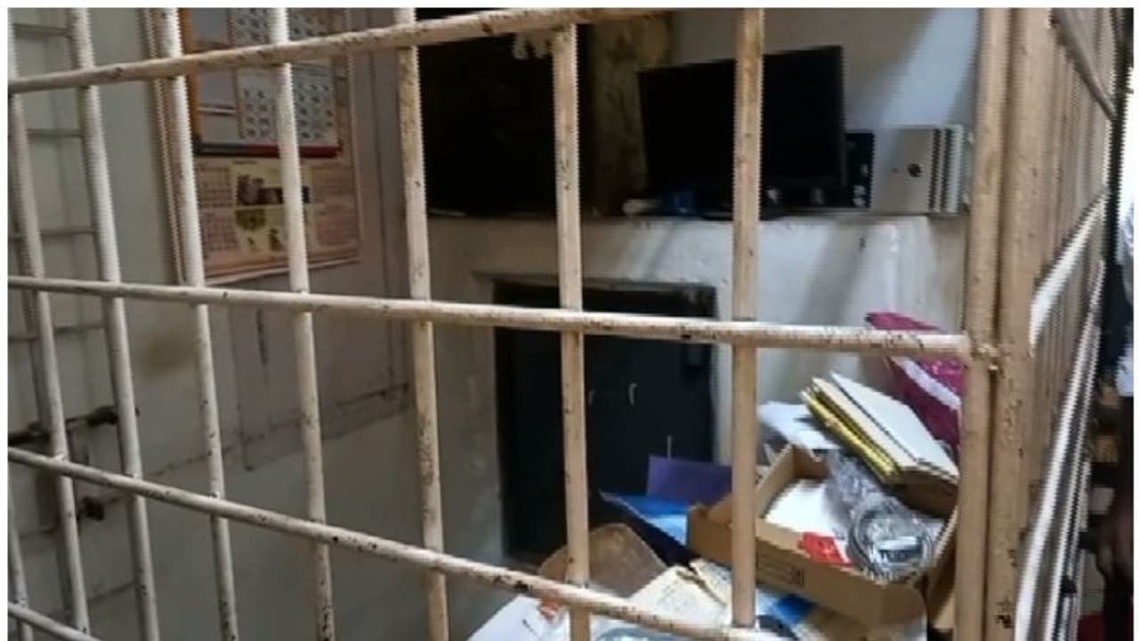 തലയോലപറമ്പ് പോസ്റ്റോഫീസില് മോഷണം; എൺപതിനായിരത്തോളം രൂപ നഷ്ടമായി, ലോക്കര് തകര്ക്കാനും ശ്രമം തലയോലപറമ്പ് പോസ്റ്റോഫീസില് മോഷണം; എൺപതിനായിരത്തോളം രൂപ നഷ്ടമായി, ലോക്കര് തകര്ക്കാനും ശ്രമം