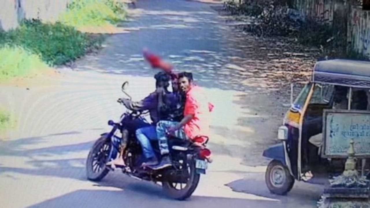 Sudheesh Murder : സുധീഷ് വധം; രണ്ട് പേർ കൂടി പിടിയിൽ, മൂന്നു പേർ ഒളിവിൽ Sudheesh Murder : സുധീഷ് വധം; രണ്ട് പേർ കൂടി പിടിയിൽ, മൂന്നു പേർ ഒളിവിൽ