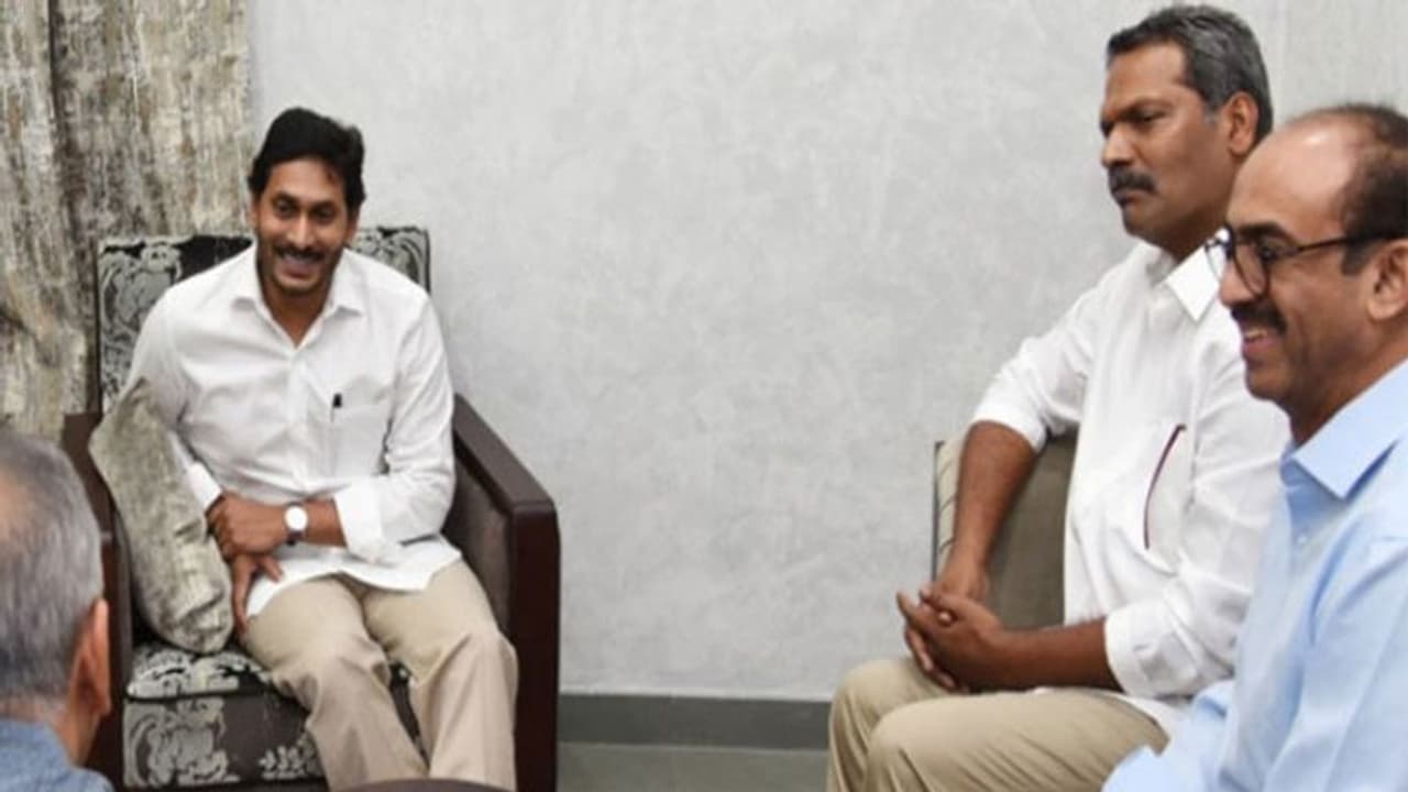 వైరల్ కామెంట్: హాలీవుడ్ పెద్దలతో సీఎం జగన్ కుట్ర?