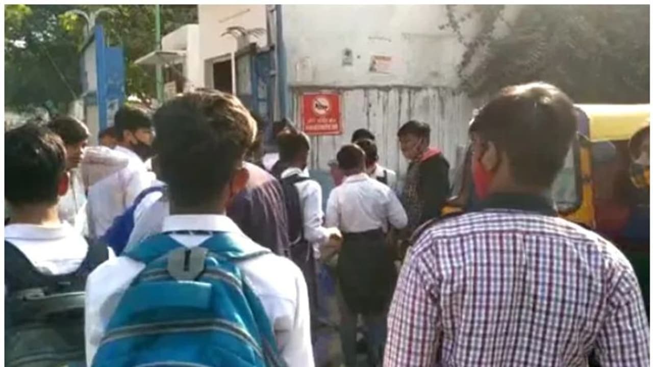 stabbed : നാല് പത്താം ക്ലാസുകാര്ക്ക് കുത്തേറ്റു; പിന്നില് മറ്റൊരു സ്കൂളിലെ വിദ്യാര്ത്ഥികള് stabbed : നാല് പത്താം ക്ലാസുകാര്ക്ക് കുത്തേറ്റു; പിന്നില് മറ്റൊരു സ്കൂളിലെ വിദ്യാര്ത്ഥികള്