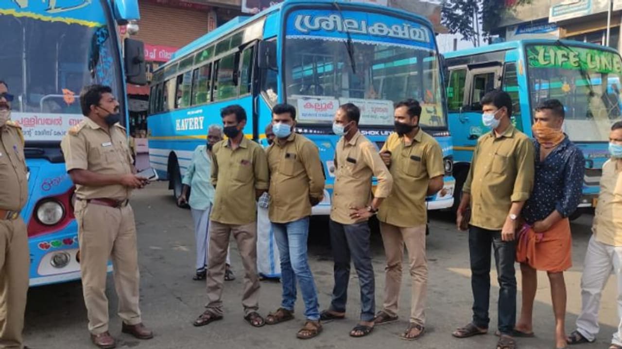 Operation Decibel : പരാതികള്ക്കൊടുവില് എംവിഡി ഉണര്ന്നു; 'ഓപ്പറേഷന് ഡെസിബല്ലി'ല് കുടുങ്ങി 138 വാഹനങ്ങള് Operation Decibel : പരാതികള്ക്കൊടുവില് എംവിഡി ഉണര്ന്നു; 'ഓപ്പറേഷന് ഡെസിബല്ലി'ല് കുടുങ്ങി 138 വാഹനങ്ങള്