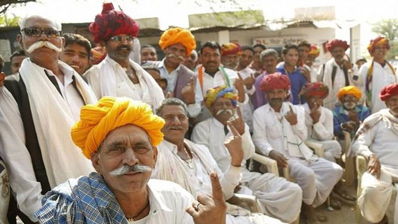 Rajasthan Panchayat Chunav 2021 : पहले चरण के पंचायत चुनाव में मतदान जारी, चार जिलों में डाले जा रहे वोट Rajasthan Panchayat Chunav 2021 : पहले चरण के पंचायत चुनाव में मतदान जारी, चार जिलों में डाले जा रहे वोट