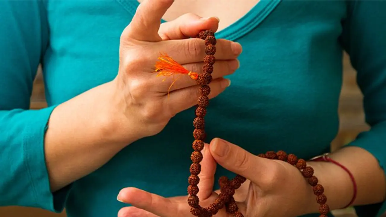 कौन से भगवान का नाम 2 बार लेने पर 108 बार जाप हो जाता है? इसमें छिपा है गहरा रहस्य कौन से भगवान का नाम 2 बार लेने पर 108 बार जाप हो जाता है? इसमें छिपा है गहरा रहस्य