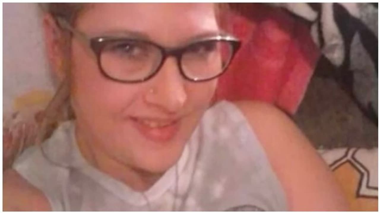 அவ நானேதான்... மகளின் போட்டோக்களை தான் எனக் காட்டி பல ஆண்களை காதல் வலையில் வீழ்த்திய 43 வயது பெண்..! அவ நானேதான்... மகளின் போட்டோக்களை தான் எனக் காட்டி பல ஆண்களை காதல் வலையில் வீழ்த்திய 43 வயது பெண்..!