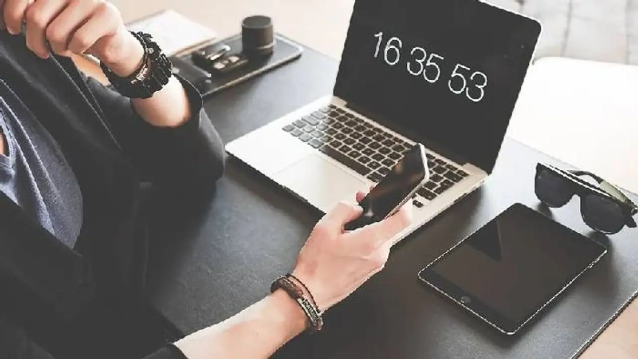 കമ്പ്യൂട്ടറിനടത്തേക്ക് നടക്കുമ്പോൾ വീണു പരിക്കേറ്റു, ജോലിസ്ഥലത്തെ അപകടമായി കണ്ട് ഇൻഷുറൻസ് നൽകണമെന്ന് കോടതി കമ്പ്യൂട്ടറിനടത്തേക്ക് നടക്കുമ്പോൾ വീണു പരിക്കേറ്റു, ജോലിസ്ഥലത്തെ അപകടമായി കണ്ട് ഇൻഷുറൻസ് നൽകണമെന്ന് കോടതി