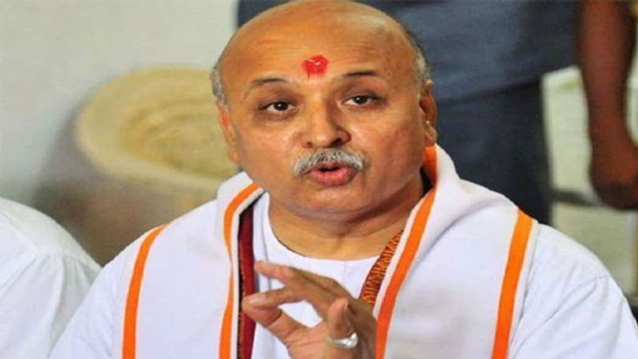 PM Modi पर प्रवीण तोगड़िया का तंज, 'मैं आप लोगों के साथ बैठा हूं और देश का सेवक 100 एकड़ के बंगले में'