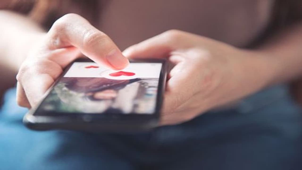 ഫോണിലെ ആപ്പുകളില് നോക്കിയിരുന്ന് ഇന്ത്യക്കാര് കളയുന്ന സമയം കേട്ട് ഞെട്ടരുത്; കണക്കുകള് ഇങ്ങനെ.! ഫോണിലെ ആപ്പുകളില് നോക്കിയിരുന്ന് ഇന്ത്യക്കാര് കളയുന്ന സമയം കേട്ട് ഞെട്ടരുത്; കണക്കുകള് ഇങ്ങനെ.!