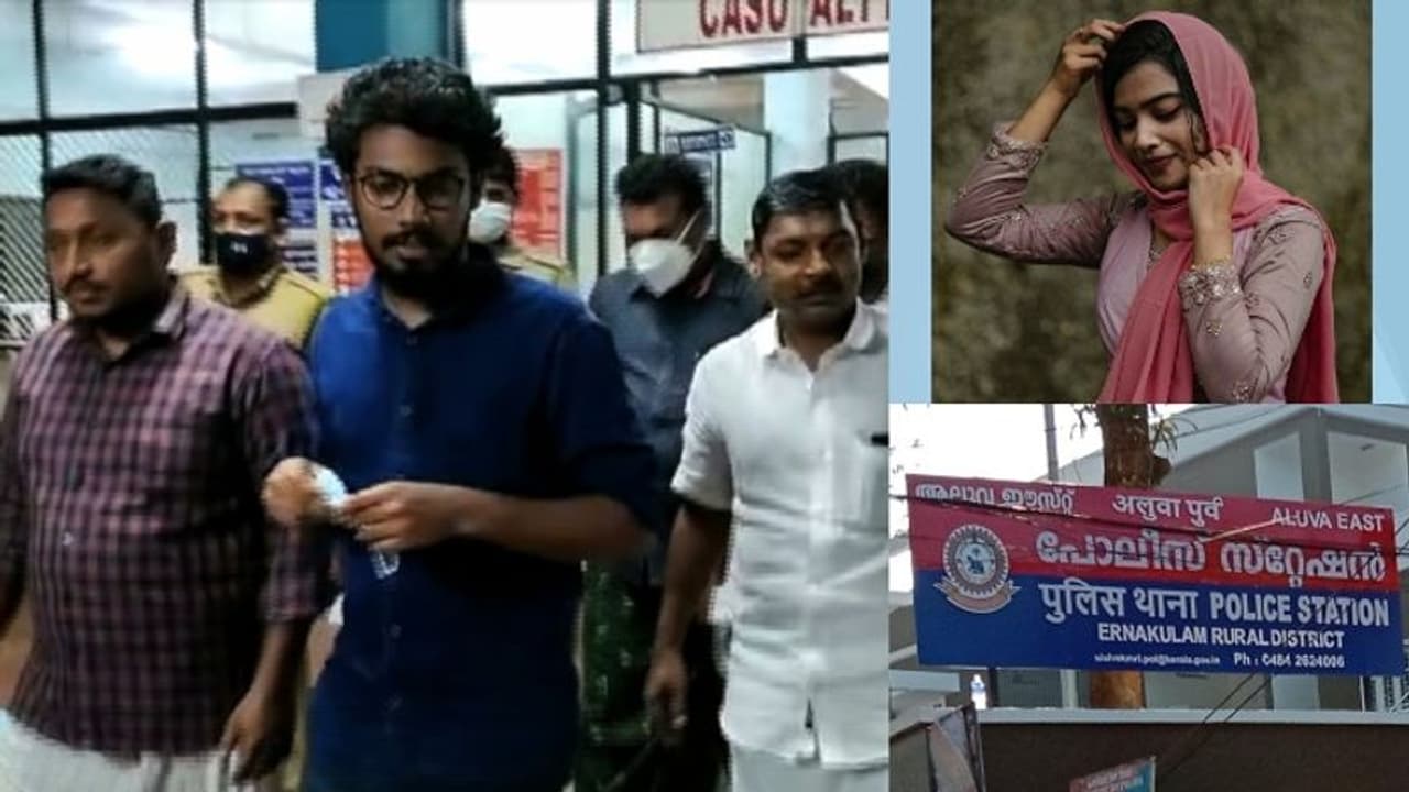 Kerala Police : കോൺഗ്രസുകാർക്കെതിരെ തീവ്രവാദ പരാമർശം നടത്തിയ രണ്ട് പൊലീസുകാരെ സസ്പെൻഡ് ചെയ്തു Kerala Police : കോൺഗ്രസുകാർക്കെതിരെ തീവ്രവാദ പരാമർശം നടത്തിയ രണ്ട് പൊലീസുകാരെ സസ്പെൻഡ് ചെയ്തു