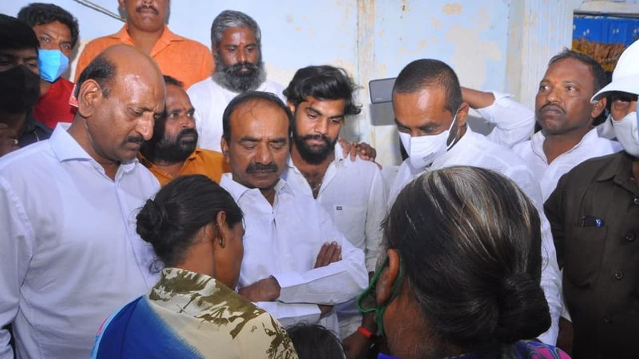 యాసంగిలో వరి.. ప్రగతిభవన్, ఫాంహౌస్ నుంచి బయటకొస్తే : కేసీఆర్పై ఈటల విమర్శలు యాసంగిలో వరి.. ప్రగతిభవన్, ఫాంహౌస్ నుంచి బయటకొస్తే : కేసీఆర్పై ఈటల విమర్శలు