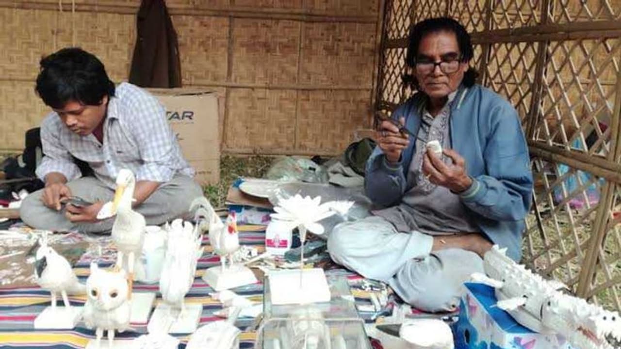 Murshidabad Artist: প্রতিযোগিতার বাজারে বন্ধের মুখে শোলা শিল্প, পেটের টানে অন্য কাজের খোঁজে শিল্পীরা Murshidabad Artist: প্রতিযোগিতার বাজারে বন্ধের মুখে শোলা শিল্প, পেটের টানে অন্য কাজের খোঁজে শিল্পীরা