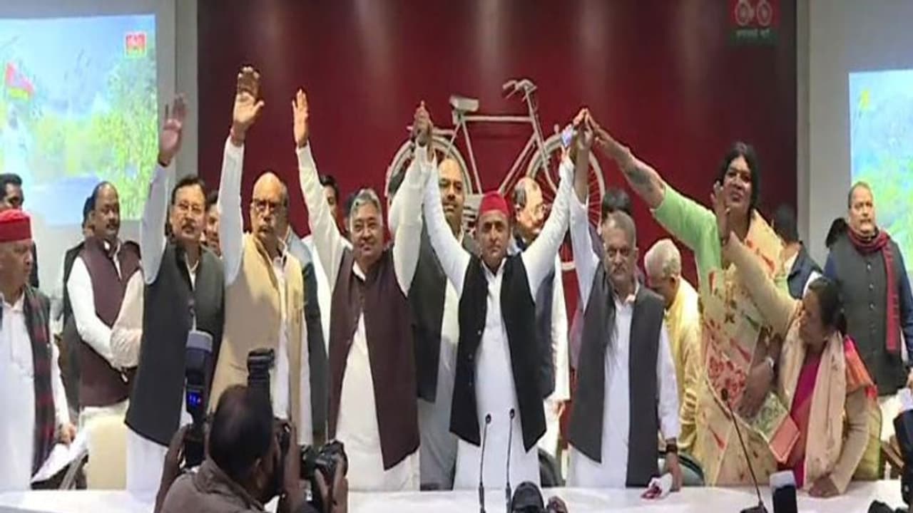 हरिशंकर तिवारी का पूरा परिवार सपा में हुआ शामिल, अखिलेश बोले अब हमसे कोई मुकाबला नहीं कर सकता हरिशंकर तिवारी का पूरा परिवार सपा में हुआ शामिल, अखिलेश बोले अब हमसे कोई मुकाबला नहीं कर सकता