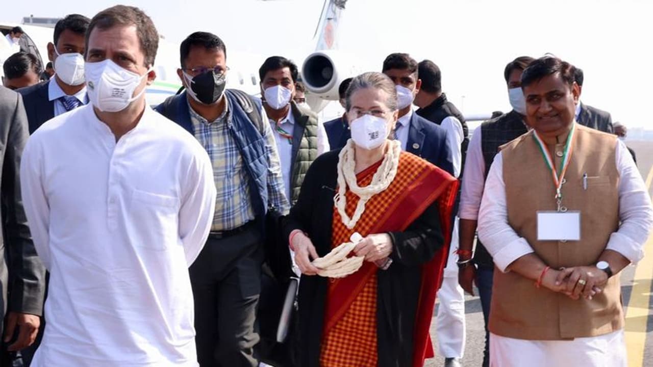 Omicron Spread : കൊവിഡ് മൂന്നാം തരംഗത്തിലേക്ക് രാജ്യം, തെരഞ്ഞെടുപ്പ് റാലികൾ റദ്ദാക്കി കോൺഗ്രസ് Omicron Spread : കൊവിഡ് മൂന്നാം തരംഗത്തിലേക്ക് രാജ്യം, തെരഞ്ഞെടുപ്പ് റാലികൾ റദ്ദാക്കി കോൺഗ്രസ്