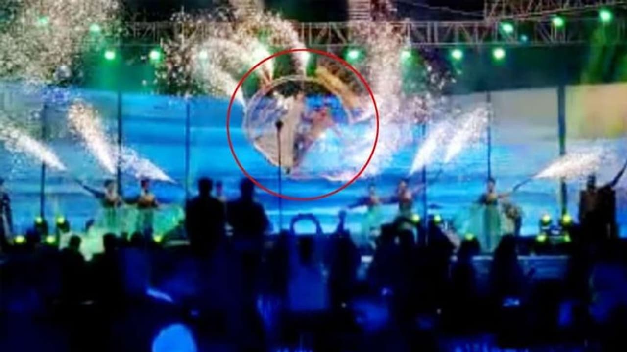 शाही शादी में दूल्हा दुल्हन को रोमांचक एंट्री करना पड़ा भारी, देखते ही चीखते हुए भागे मेहमान..खतरनाक था नजारा शाही शादी में दूल्हा दुल्हन को रोमांचक एंट्री करना पड़ा भारी, देखते ही चीखते हुए भागे मेहमान..खतरनाक था नजारा