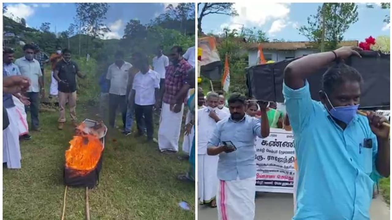 മൂന്നാര്‍ പഞ്ചായത്ത് ഭരണം പോയി; കൂറുമാറിയവര്‍ക്കെതിരെ കോണ്‍ഗ്രസിന്‍റെ ശവമഞ്ചവും, സംസ്‌കാരവും