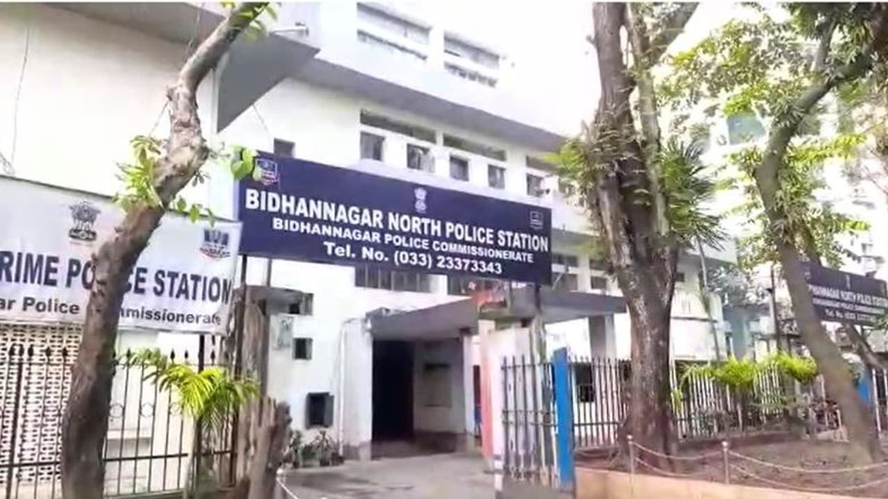 2 Police Arrested: গভীররাতে বাইকে বসিয়ে করুণাময়ীতে তরুণীর শ্লীলতাহানির অভিযোগ, গ্রেফতার এএসআই সহ ২ পুলিশ