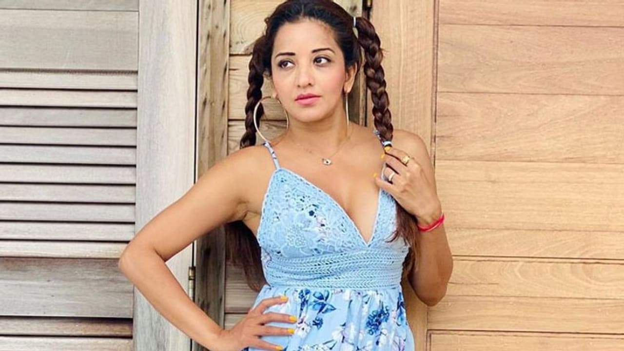 मोनालिसा ने I am Ready पर किया धमाकेदार डांस, शॉर्ट स्कर्ट टॉप में दिखाया स्टनिंग लुक मोनालिसा ने I am Ready पर किया धमाकेदार डांस, शॉर्ट स्कर्ट टॉप में दिखाया स्टनिंग लुक