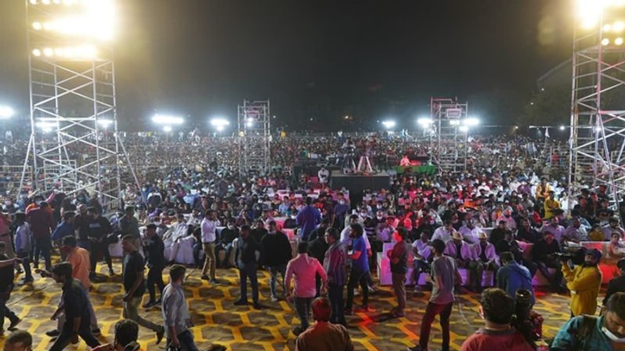 Pushpa: జనసంద్రంలా అల్లు అర్జున్ అభిమానులు.. హోరెత్తిపోతున్న యూసఫ్ గూడ పోలీస్ గ్రౌండ్స్ Pushpa: జనసంద్రంలా అల్లు అర్జున్ అభిమానులు.. హోరెత్తిపోతున్న యూసఫ్ గూడ పోలీస్ గ్రౌండ్స్