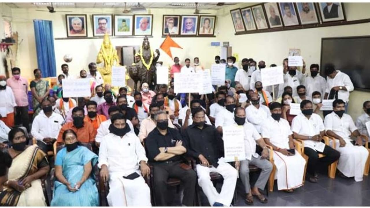 தமிழக பாஜக நேர்காணலில் பணத்தை கொட்டி மிரட்டிய தொண்டர்... அதிர்ந்துபோன தலைவர்கள்..! தமிழக பாஜக நேர்காணலில் பணத்தை கொட்டி மிரட்டிய தொண்டர்... அதிர்ந்துபோன தலைவர்கள்..!