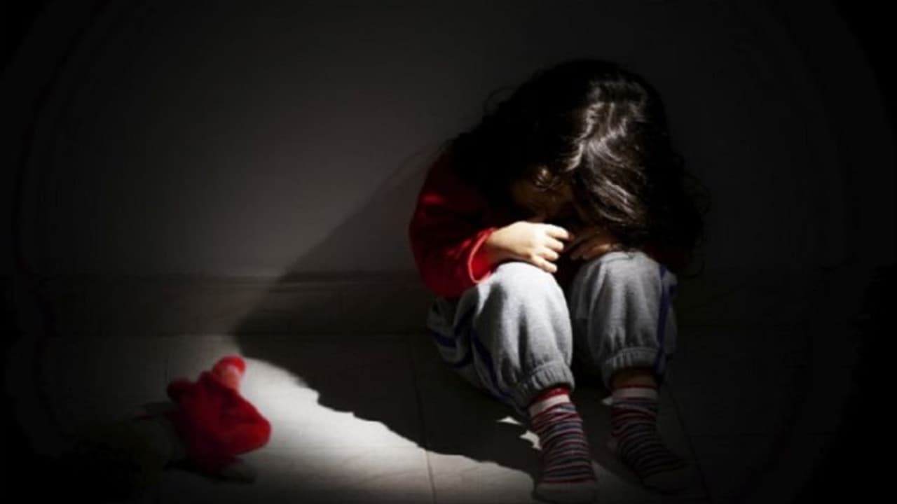 Struggling Actress ने नाबालिग नौकरानी के कपड़े उतरवाए, सैंडल से पीटा, फिर बनाया वीडियो Struggling Actress ने नाबालिग नौकरानी के कपड़े उतरवाए, सैंडल से पीटा, फिर बनाया वीडियो