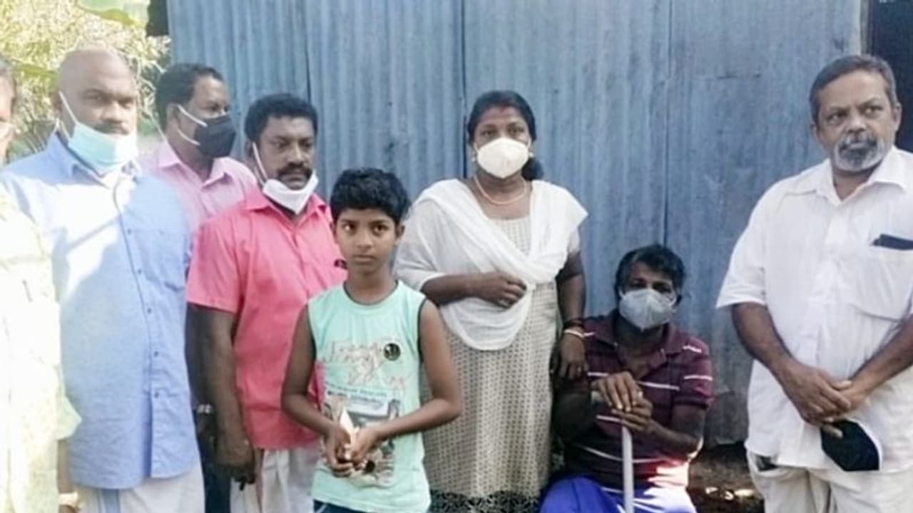 സ്കൂളിൽ പോകാൻ 'വഴി'യില്ലാതെ വലയുന്ന വിദ്യാർത്ഥിക്ക് സുമനസുകളുടെ സഹായം