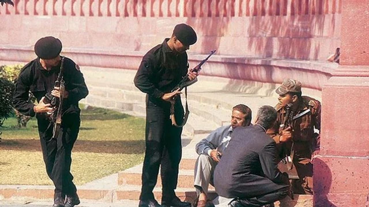 "കാർ ഉപരാഷ്ട്രപതിയുടെ വാഹനവ്യൂഹത്തിൽ ഇടിച്ചുനിർത്തി ഇറങ്ങിയത് 5 ഭീകരർ"; നടുക്കുന്ന ഓർമ്മകൾക്ക് ഇന്ന് 22 വയസ് "കാർ ഉപരാഷ്ട്രപതിയുടെ വാഹനവ്യൂഹത്തിൽ ഇടിച്ചുനിർത്തി ഇറങ്ങിയത് 5 ഭീകരർ"; നടുക്കുന്ന ഓർമ്മകൾക്ക് ഇന്ന് 22 വയസ്