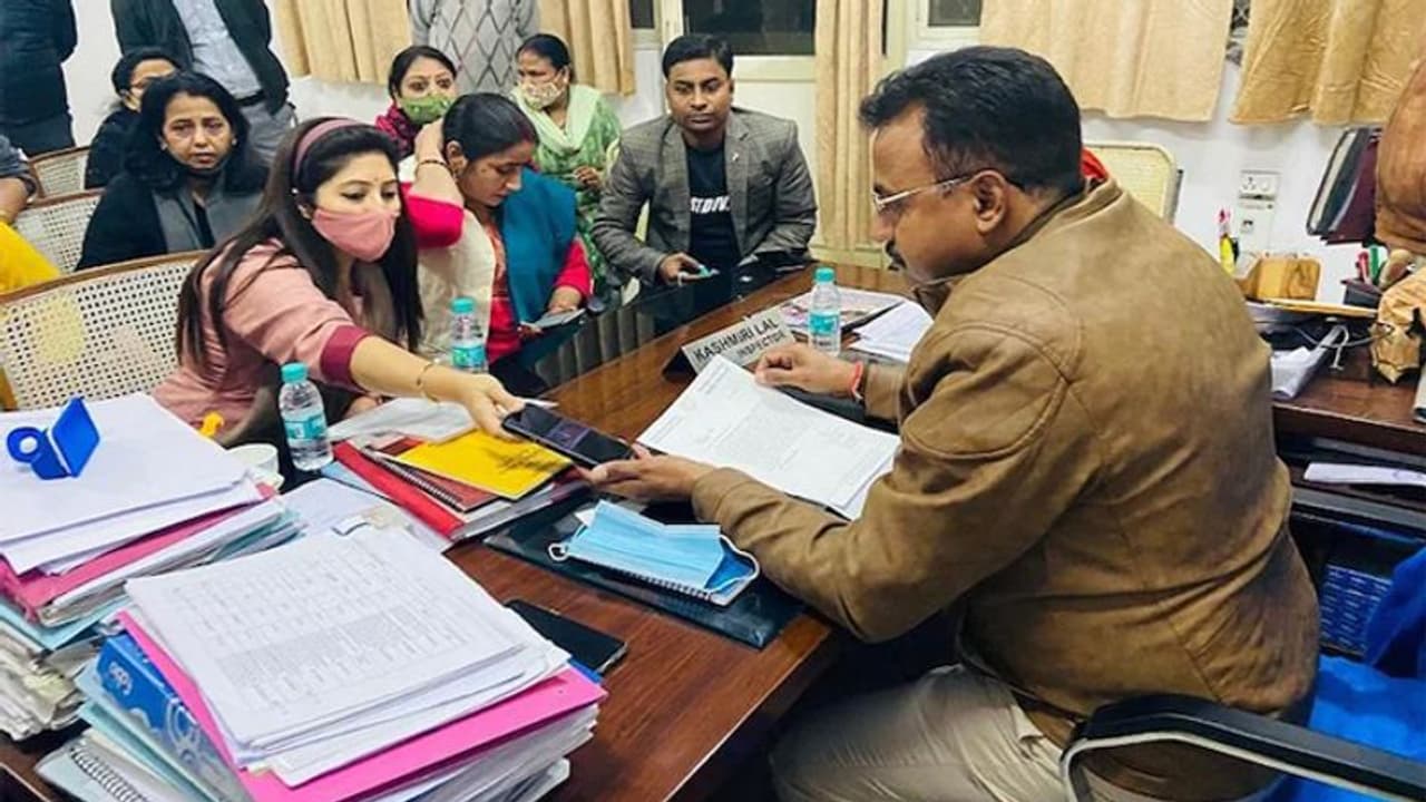 मुश्किल में शिवसेना सांसद Sanjay Raut: BJP की महिला नेता ने दर्ज कराई FIR..सबूत में पुलिस को सौंपी क्लिपिंग्स मुश्किल में शिवसेना सांसद Sanjay Raut: BJP की महिला नेता ने दर्ज कराई FIR..सबूत में पुलिस को सौंपी क्लिपिंग्स