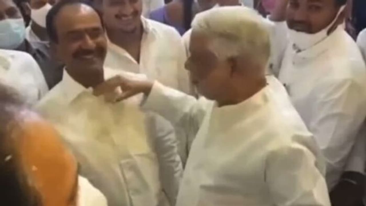 Etela Rajender: ఈటలను ఆత్మీయ అలింగనం చేసుకున్న టీఆర్ఎస్ ఎంపీ కేకే.. కేటీఆర్ మాత్రం అలా!.. అసలేం జరిగిందంటే.. Etela Rajender: ఈటలను ఆత్మీయ అలింగనం చేసుకున్న టీఆర్ఎస్ ఎంపీ కేకే.. కేటీఆర్ మాత్రం అలా!.. అసలేం జరిగిందంటే..