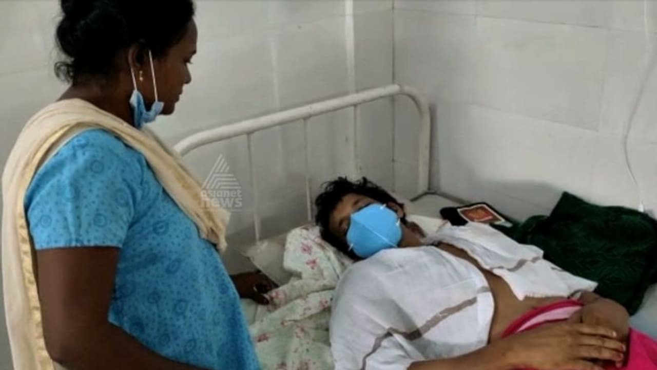 Crime News : നെയ്യാറ്റിൻകരയിൽ നാലംഗ സംഘം യുവാവിനെ വീട്ടിൽ കയറി ആക്രമിച്ചു Crime News : നെയ്യാറ്റിൻകരയിൽ നാലംഗ സംഘം യുവാവിനെ വീട്ടിൽ കയറി ആക്രമിച്ചു