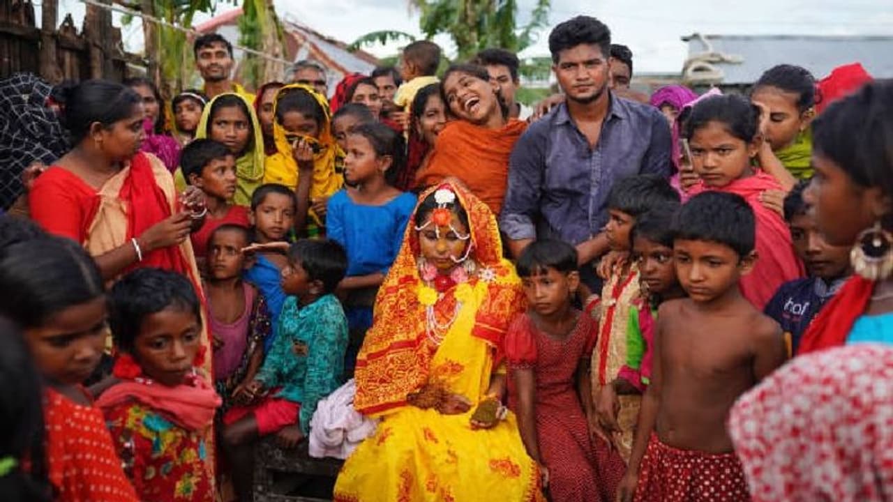 Child Marriage: গায়ে হলুদ শেষ, কোনও রকমে নাবালিকার বিয়ে রুখল পুলিশ Child Marriage: গায়ে হলুদ শেষ, কোনও রকমে নাবালিকার বিয়ে রুখল পুলিশ