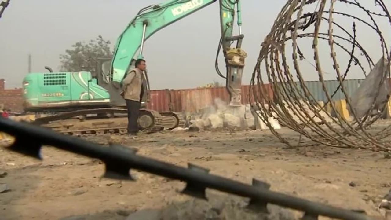 Farmers protest: सालभर बंद रहे सिंघु बॉर्डर का रास्ता अब जाकर हो रहा साफ; बड़े बड़े पत्थर तक रखे थे Farmers protest: सालभर बंद रहे सिंघु बॉर्डर का रास्ता अब जाकर हो रहा साफ; बड़े बड़े पत्थर तक रखे थे