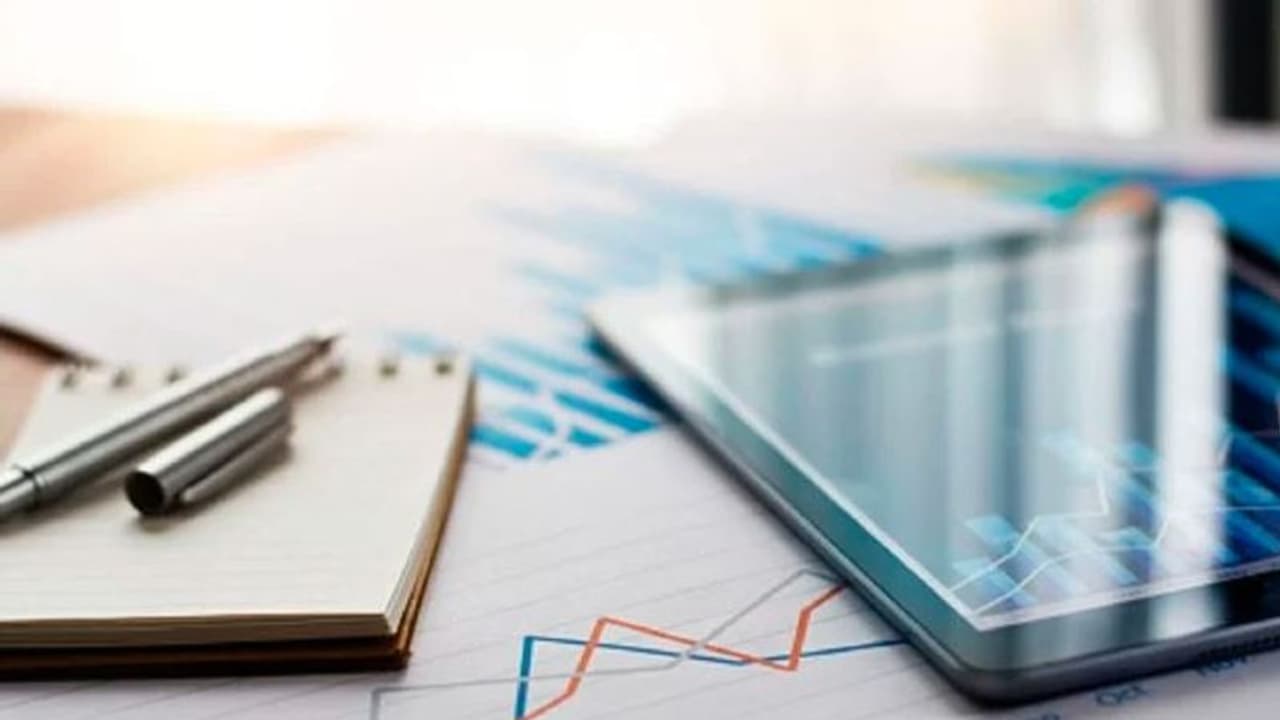 Share Market Live: കനത്ത മഴയിലും ചോരാതെ വിപണി; നിഫ്റ്റി 17000 ന് മുകളിൽ, സെൻസെക്‌സ് 200 പോയിന്റ് ഉയർന്നു