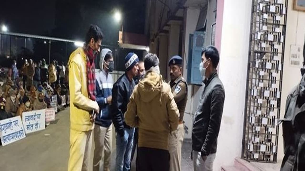 MP : शादी समारोह में संत रामपाल का सत्संग चलने पर हंगामा, लाठी डंडों से हमला, फायरिंग में एक की मौत MP : शादी समारोह में संत रामपाल का सत्संग चलने पर हंगामा, लाठी डंडों से हमला, फायरिंग में एक की मौत