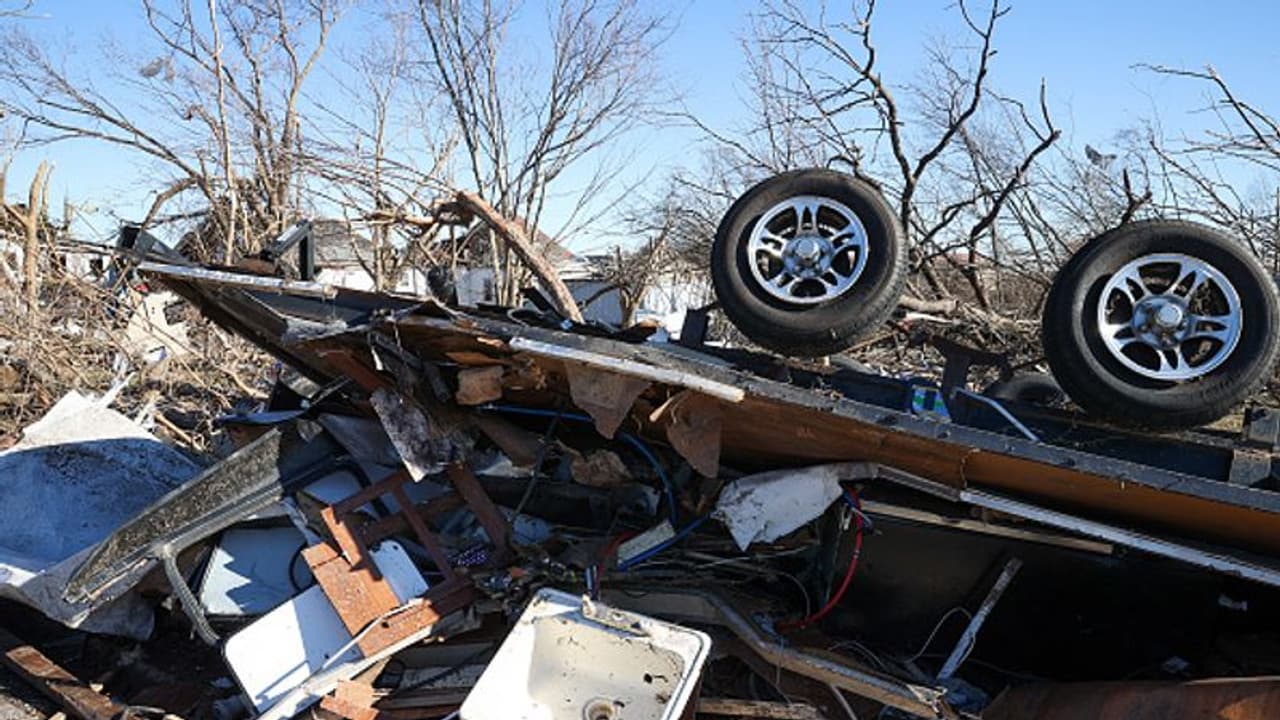 Kentucky Tornado: বিপর্যস্ত মহিলাকে রক্ষা করলেন 'সুপারম্যান', জানুন ঘটনাটা কী Kentucky Tornado: বিপর্যস্ত মহিলাকে রক্ষা করলেন 'সুপারম্যান', জানুন ঘটনাটা কী