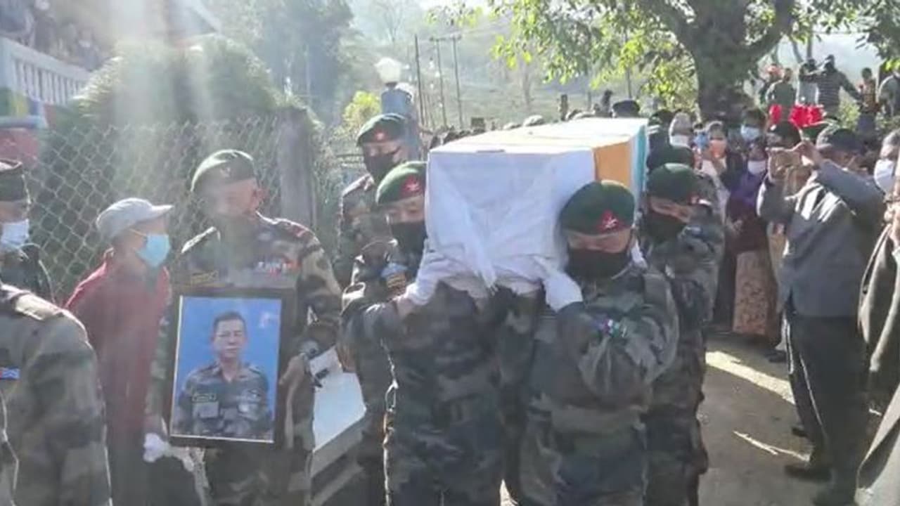 Satpal Rai: চোখের জলে শেষ বিদায় সৎপাল রাইকে, উপচে পড়া ভিড় তাকদার বাড়ির সামনে Satpal Rai: চোখের জলে শেষ বিদায় সৎপাল রাইকে, উপচে পড়া ভিড় তাকদার বাড়ির সামনে