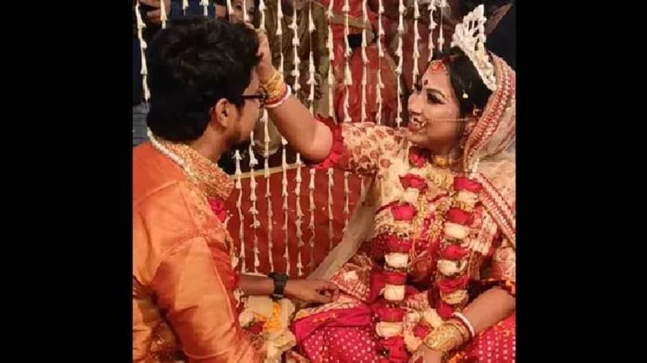 Kolkata bride : വരന് സിന്ദൂരം ചാർത്തി യുവതി, മന്ത്രം ചൊല്ലാൻ സ്ത്രീ പൂജാരിമാർ, വ്യത്യസ്തം ഈ വിവാഹം Kolkata bride : വരന് സിന്ദൂരം ചാർത്തി യുവതി, മന്ത്രം ചൊല്ലാൻ സ്ത്രീ പൂജാരിമാർ, വ്യത്യസ്തം ഈ വിവാഹം