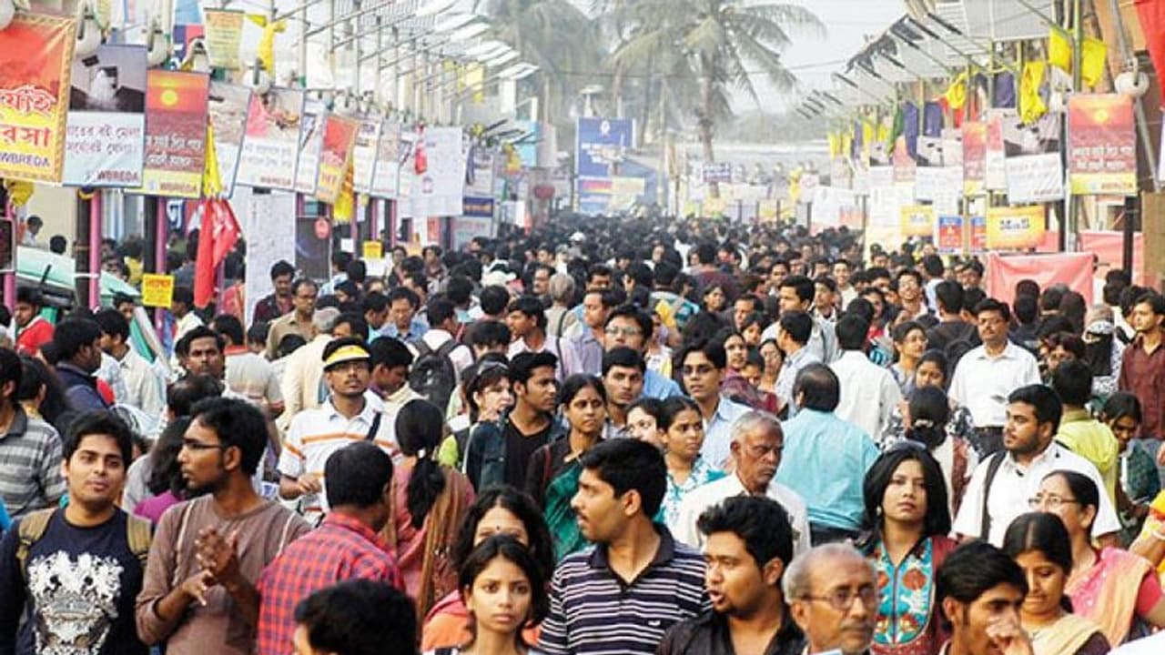 রবিবার ছুটির মেজাজে জমে উঠেছে কলকাতা বইমেলা, প্রকাশকদের সুখবর দিল রাজ্য সরকার রবিবার ছুটির মেজাজে জমে উঠেছে কলকাতা বইমেলা, প্রকাশকদের সুখবর দিল রাজ্য সরকার