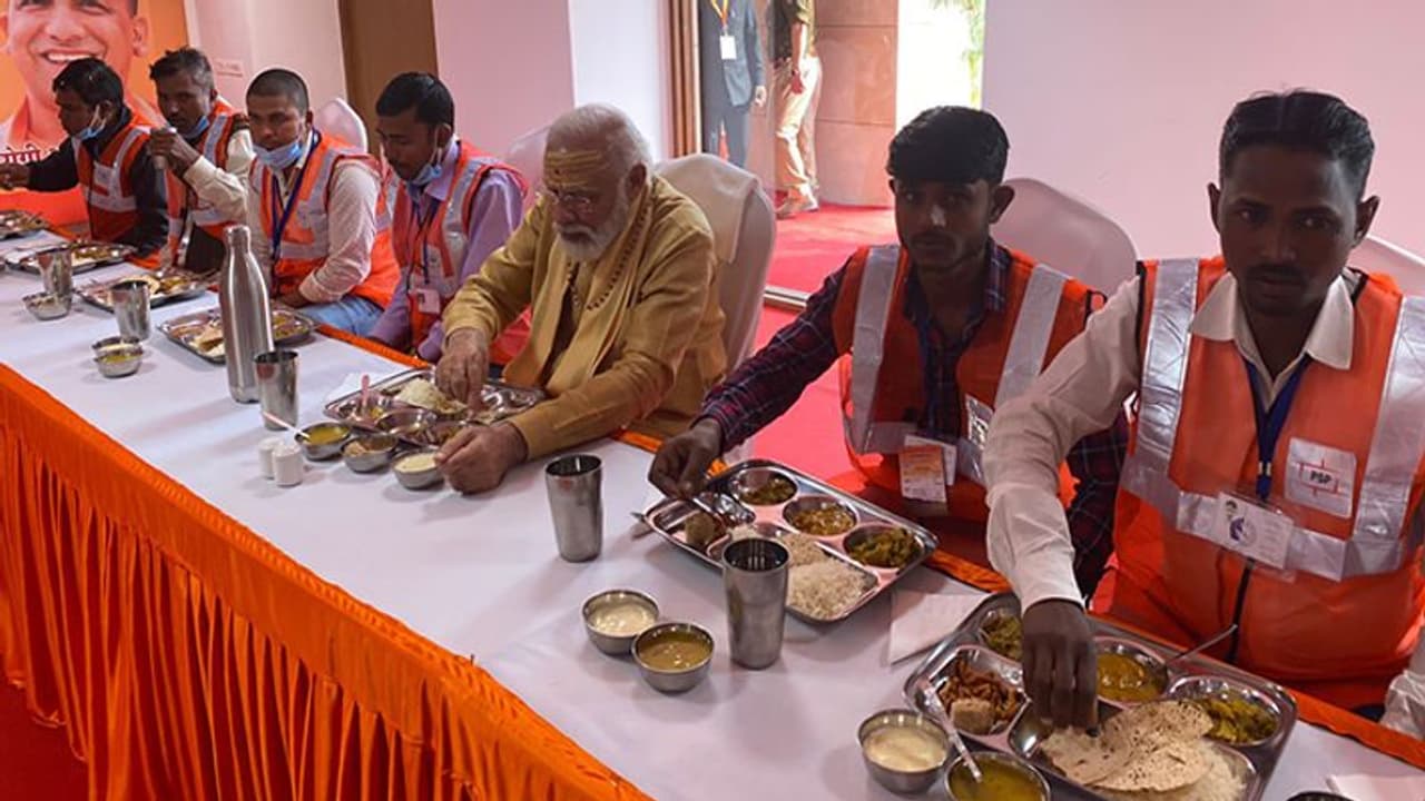 PM Modi: కార్మికులతో కలిసి భోజనం చేసిన ప్రధాని మోదీ, సీఎం యోగి ఆదిత్యానాథ్.. PM Modi: కార్మికులతో కలిసి భోజనం చేసిన ప్రధాని మోదీ, సీఎం యోగి ఆదిత్యానాథ్..