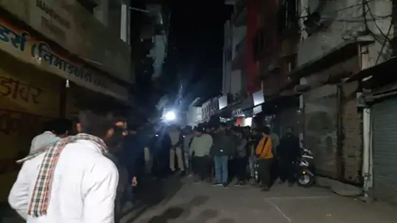 MP में बेखौफ बदमाश : सराफा कारीगर के सीने में मारी दो गोलियां, 70 लाख का सोना लूटकर फरार, CCTV फुटेज आया सामने MP में बेखौफ बदमाश : सराफा कारीगर के सीने में मारी दो गोलियां, 70 लाख का सोना लूटकर फरार, CCTV फुटेज आया सामने