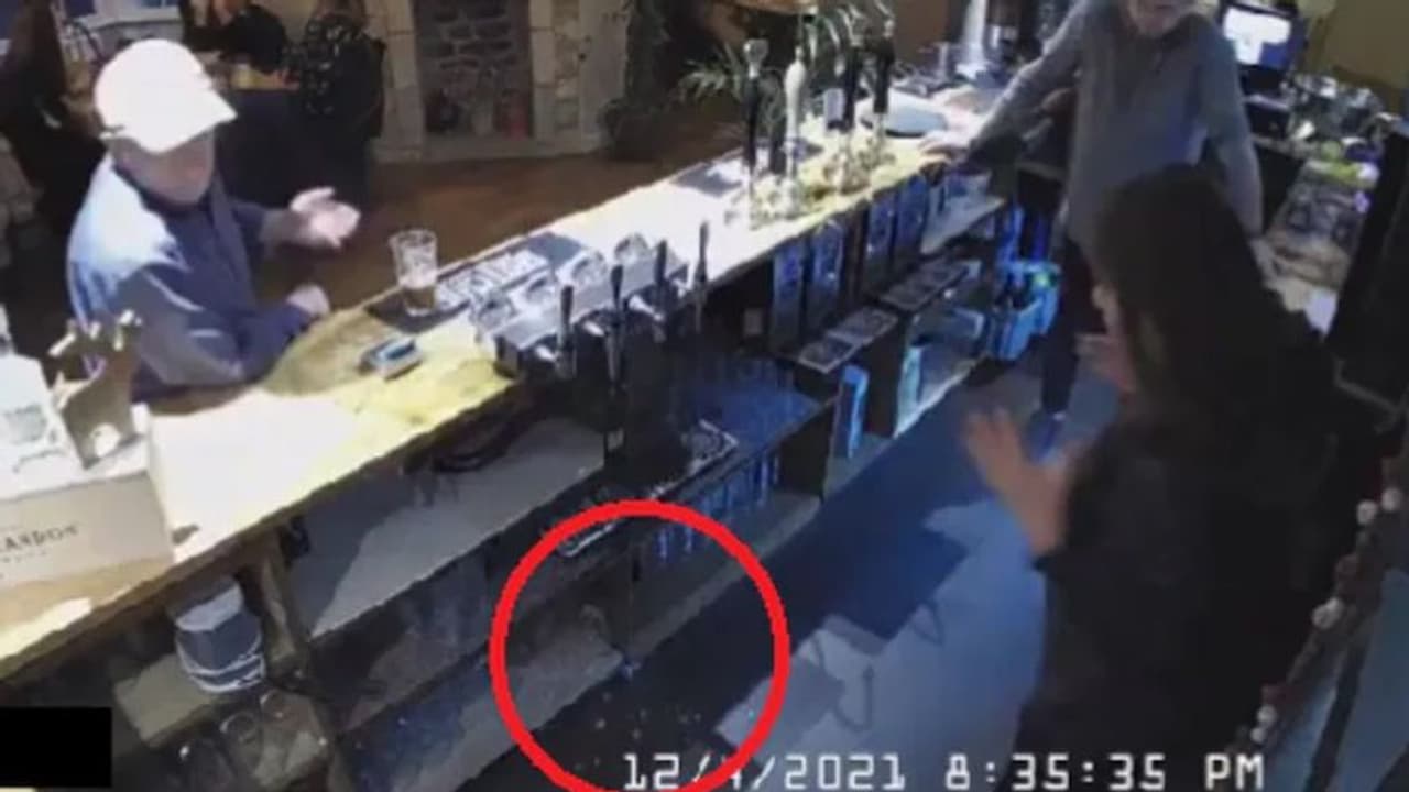 बियर बार में लड़की के साथ ऐसा क्या हुआ, जिससे वह डर से कांपने लगी, लोगों ने कहा ये तो भूत है बियर बार में लड़की के साथ ऐसा क्या हुआ, जिससे वह डर से कांपने लगी, लोगों ने कहा ये तो भूत है