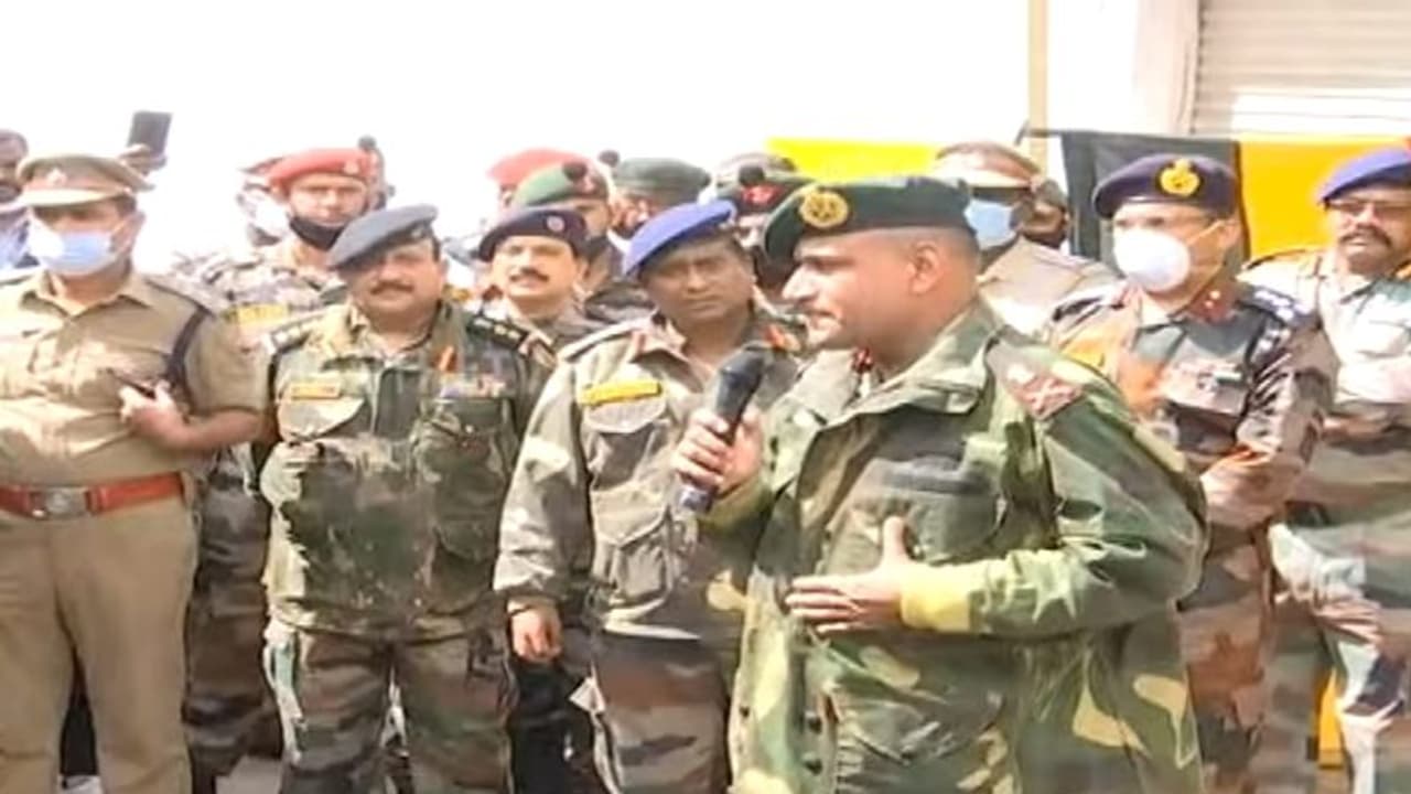 Army thanks to village peoples: நீங்கள்தான் கடவுள்.. கிராம மக்களுக்கு மனமுருகி நன்றி கூறிய இந்திய ராணுவம் .. Army thanks to village peoples: நீங்கள்தான் கடவுள்.. கிராம மக்களுக்கு மனமுருகி நன்றி கூறிய இந்திய ராணுவம் ..