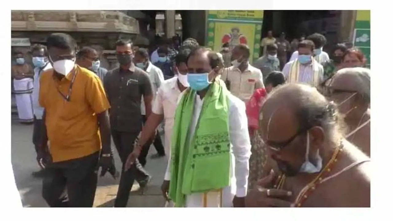 శ్రీరంగనాథస్వామి ఆలయంలో కేసీఆర్ ప్రత్యేక పూజలు: పూర్ణకుంభంతో స్వాగతం శ్రీరంగనాథస్వామి ఆలయంలో కేసీఆర్ ప్రత్యేక పూజలు: పూర్ణకుంభంతో స్వాగతం