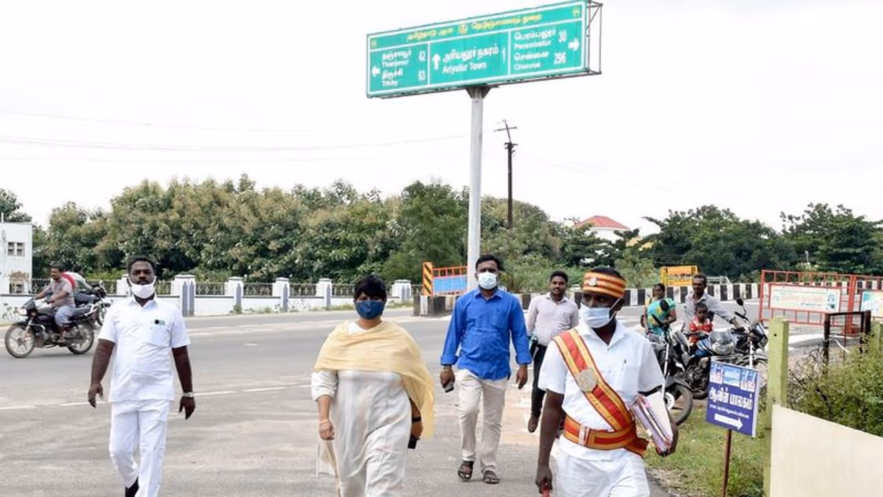 Tmt. P. Ramana Saraswathi : நடந்தே சென்ற ஆட்சியர்..விளம்பரத்திற்காகவா..? நெட்டிசன்கள் Tmt. P. Ramana Saraswathi : நடந்தே சென்ற ஆட்சியர்..விளம்பரத்திற்காகவா..? நெட்டிசன்கள்