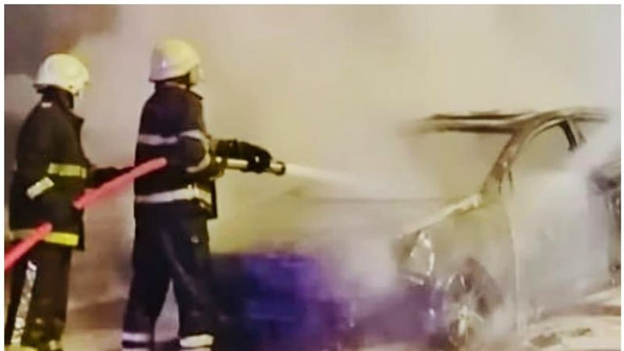 Vehicle catches fire : ഒമാനില് വാഹനത്തിന് തീപിടിച്ചു; ആളപായം ഇല്ല Vehicle catches fire : ഒമാനില് വാഹനത്തിന് തീപിടിച്ചു; ആളപായം ഇല്ല