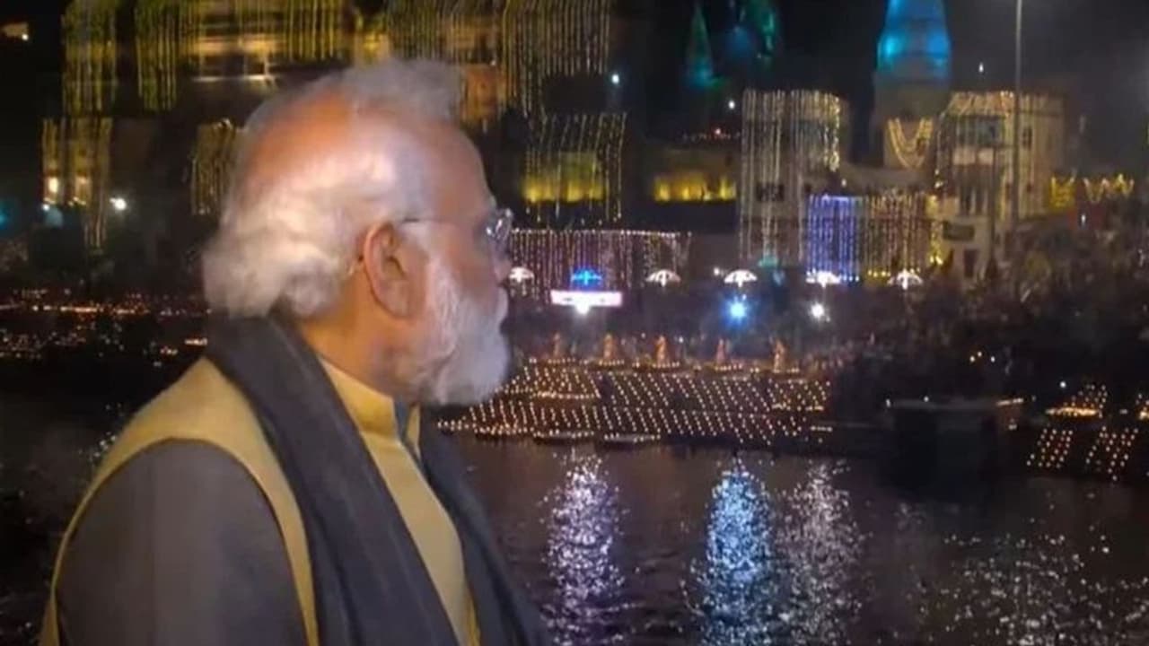 Kashi Vishwanath corridor: बाबा विश्वनाथ के दर्शन के बाद मोदी के 3 संकल्प, बोट से गंगा आरती में हुए शामिल Kashi Vishwanath corridor: बाबा विश्वनाथ के दर्शन के बाद मोदी के 3 संकल्प, बोट से गंगा आरती में हुए शामिल
