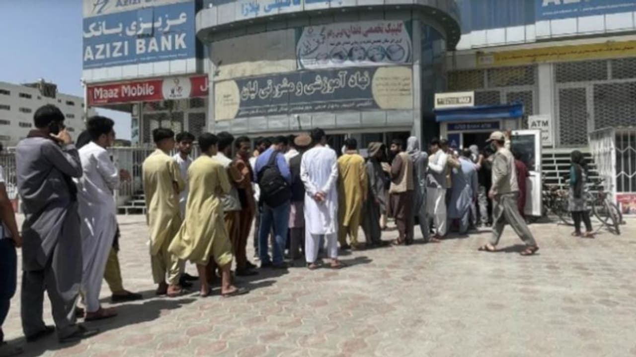 Taliban : അഫ്ഗാനിൽ കമ്പനികൾ പൂട്ടുന്നു, ബാങ്കുകൾ കാലി; നയാപൈസ ഇല്ലാതെ ജനം, താലിബാന്റെ ശത്രു പണം Taliban : അഫ്ഗാനിൽ കമ്പനികൾ പൂട്ടുന്നു, ബാങ്കുകൾ കാലി; നയാപൈസ ഇല്ലാതെ ജനം, താലിബാന്റെ ശത്രു പണം