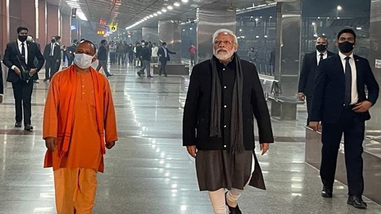 आधी रात को विश्वनाथ धाम पहुंचे PM Narendra Modi, रेलवे स्टेशन का भी किया निरीक्षण