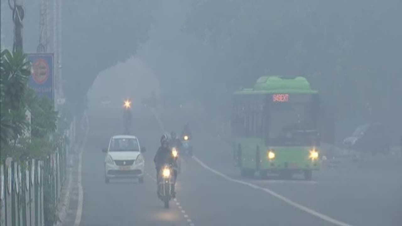 Delhi air quality remains in very poor category as people gasp for fresh air Delhi air quality remains in very poor category as people gasp for fresh air
